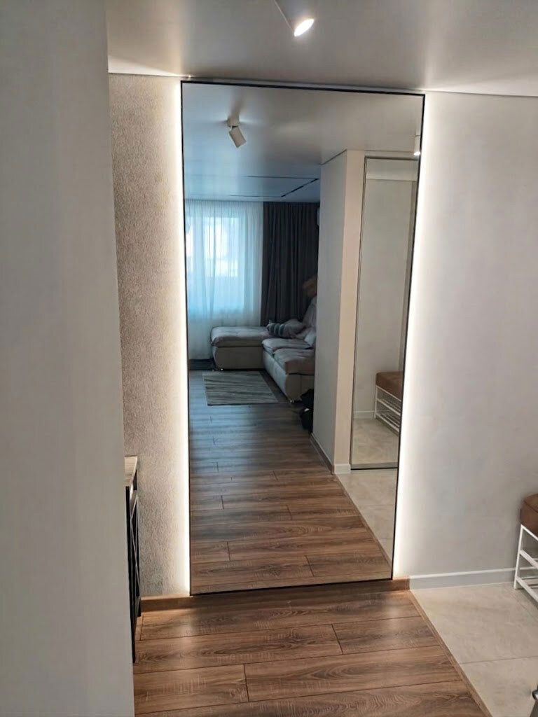 Зеркальная панель в коридоре